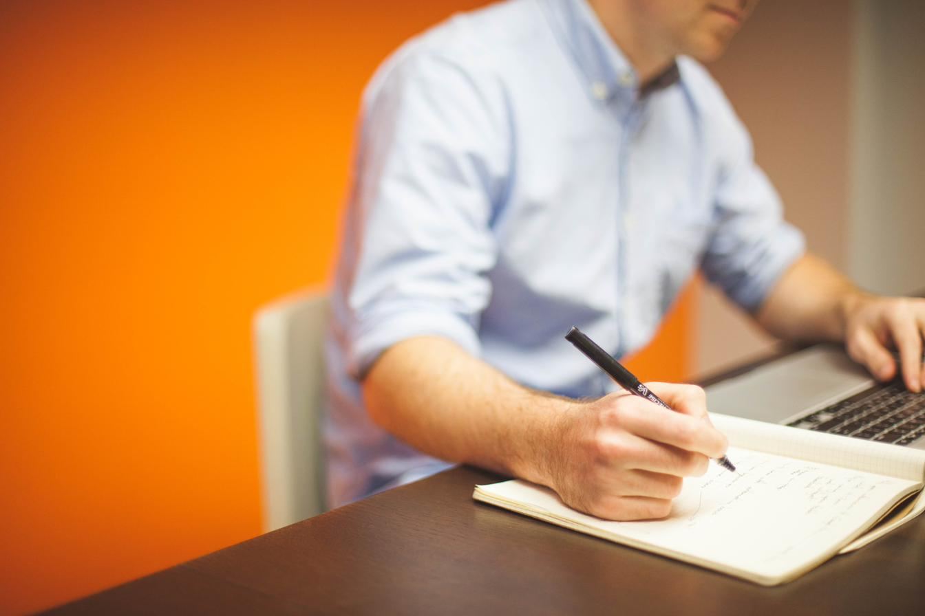 Duas pessoas analisando documentos sobre uma mesa, representando a negociação de uma partilha