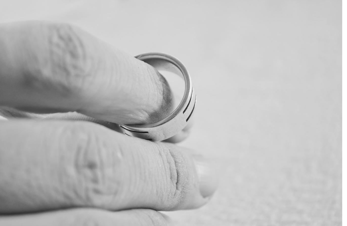 Aliança de casamento em close, representando o casamento ou união estável homoafetiva